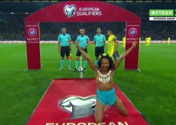 Активистка Femen выбежала на поле перед матчем Украина-Турция