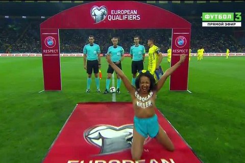 Активистка Femen выбежала на поле перед матчем Украина-Турция 1