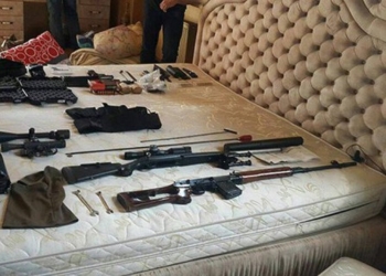 В селе под Херсоном спецназовцы задержали 8 иностранцев с оружием и $36 тыс