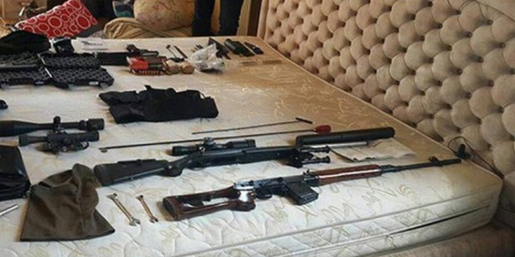 В селе под Херсоном спецназовцы задержали 8 иностранцев с оружием и $36 тыс