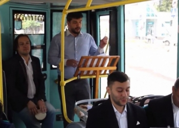 Видео дня: в Чернигове певцы камерного хора устроили концерт в троллейбусе