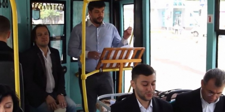 Видео дня: в Чернигове певцы камерного хора устроили концерт в троллейбусе