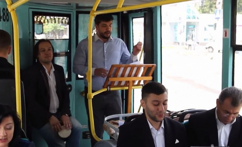 Видео дня: в Чернигове певцы камерного хора устроили концерт в троллейбусе 1