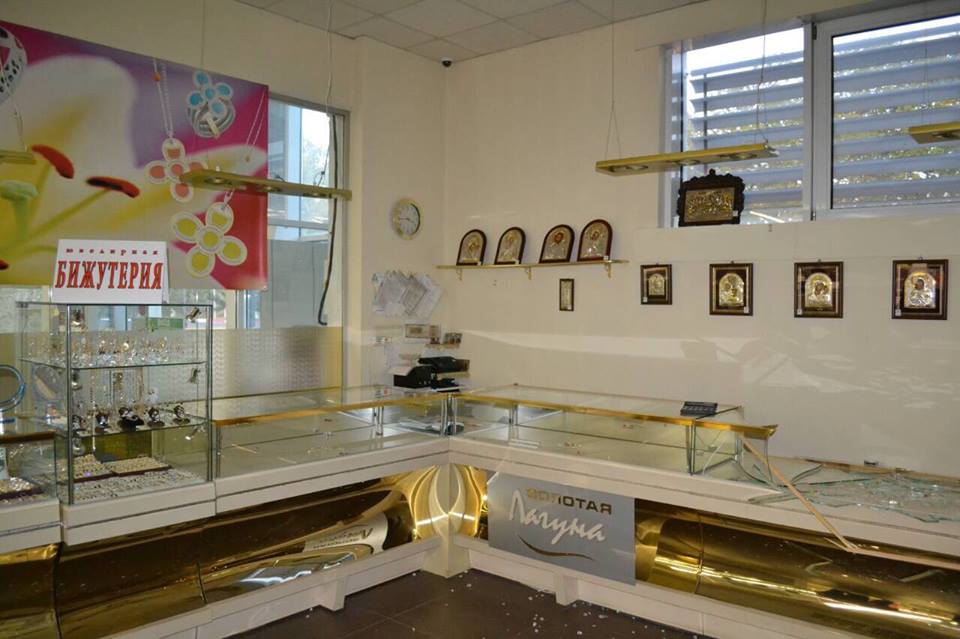 В Николаеве ограбили ювелирный магазин – преступники вынесли 3 сейфа с изделиями на сумму 3 млн.грн. 11