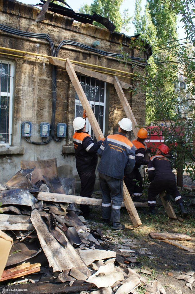 «Взорвалась какая-то смесь или порох»: мэр Николаева побывал у дома на Севастопольской, где сегодня тушили пожар 12