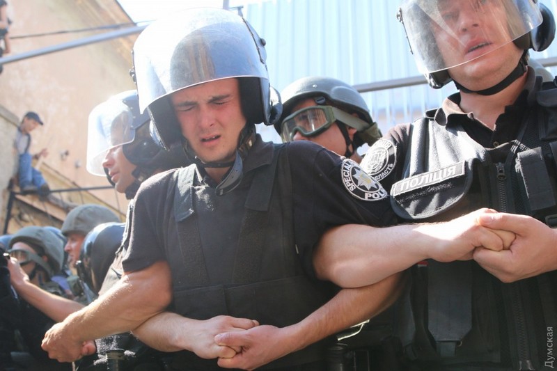 В Одессе активисты прорвались сквозь оцепление полиции на скандальную стройку 11