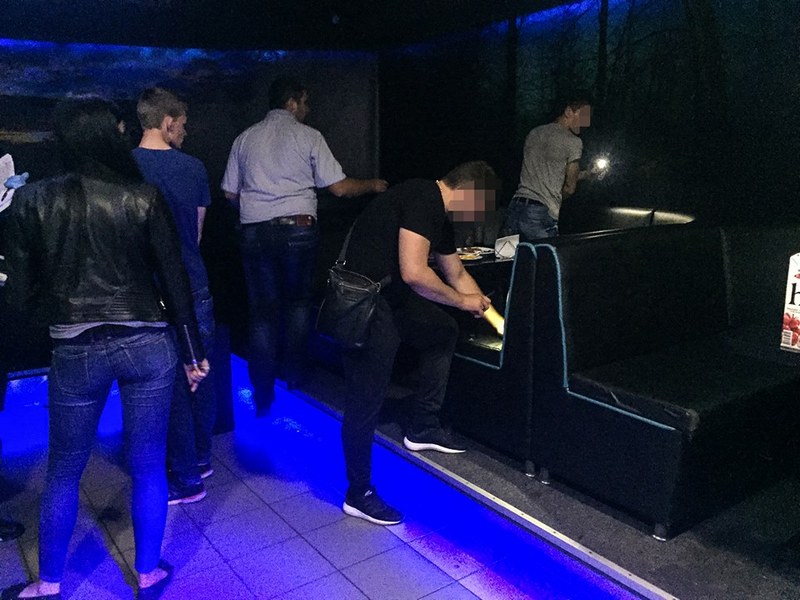 Во время обыска николаевского ночного клуба «Sumerki» полиция обнаружила оружие, наркотики и нелицензионный алкоголь, а также задержала 38 человек 31