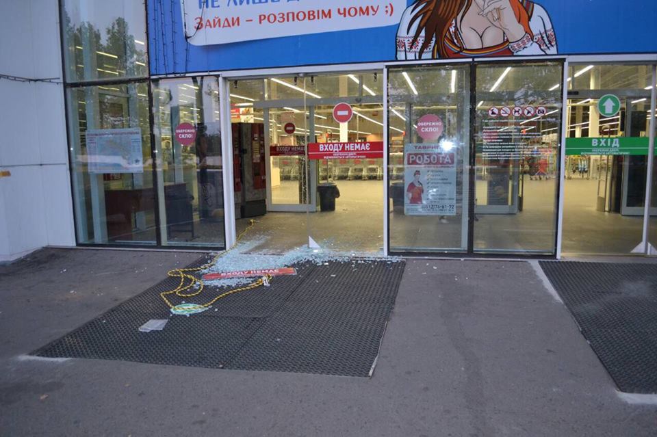 В Николаеве ограбили ювелирный магазин – преступники вынесли 3 сейфа с изделиями на сумму 3 млн.грн. 13