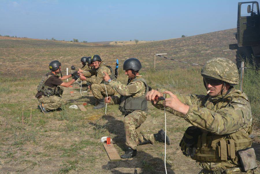 Без права на ошибку: николаевские десантники учат резервистов азам минно-подрывного дела 13