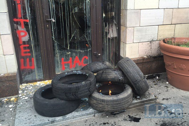 Киевскому магазину, который уничтожил "Иконы революции", разбили окна 9