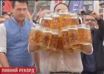 Новый рекорд. Баварский кельнер пронес одновременно 29 бокалов пива. По литру каждый