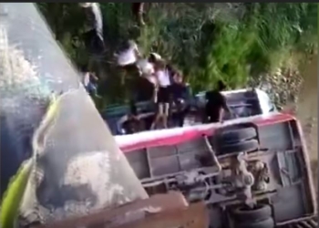 В Китае школьный автобус упал с моста. 5 погибших