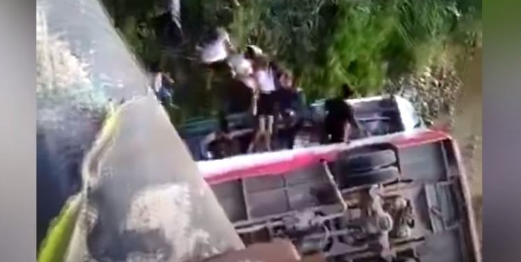 В Китае школьный автобус упал с моста. 5 погибших