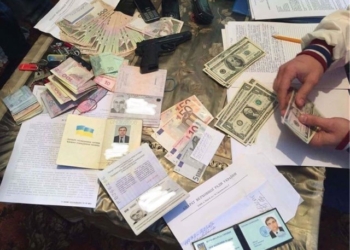 На взятке в 150 тыс.грн. взяли помощника нардепа. И нашли у него кучу интересных удостоверений