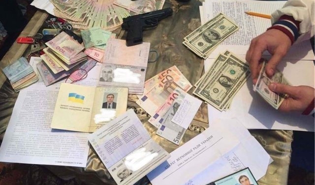 На взятке в 150 тыс.грн. взяли помощника нардепа. И нашли у него кучу интересных удостоверений