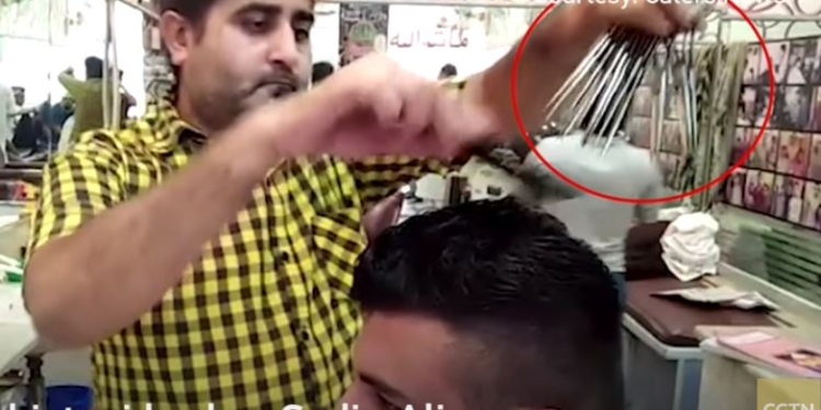 Этот парикмахер стрижет одновременно 15-ю ножницами. Страшно?