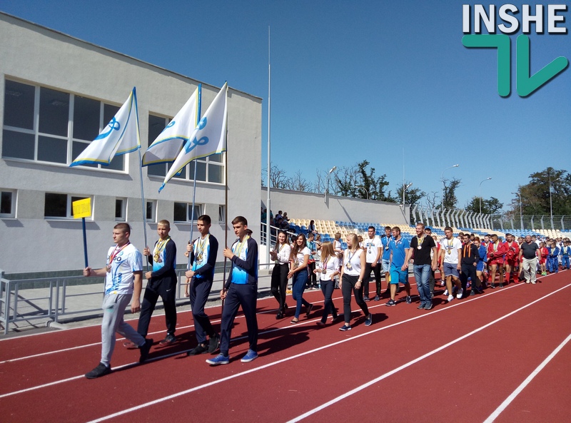 В Николаеве открыли стадион в Парке Победы: «Тут будет создаваться центр спорта, здоровой жизни и правильных семейных украинских ценностей» 13