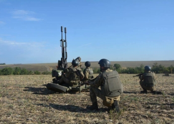 Николаевские десантники продолжают обучение резервистов: действия расчета зенитной установки должны быть четкими