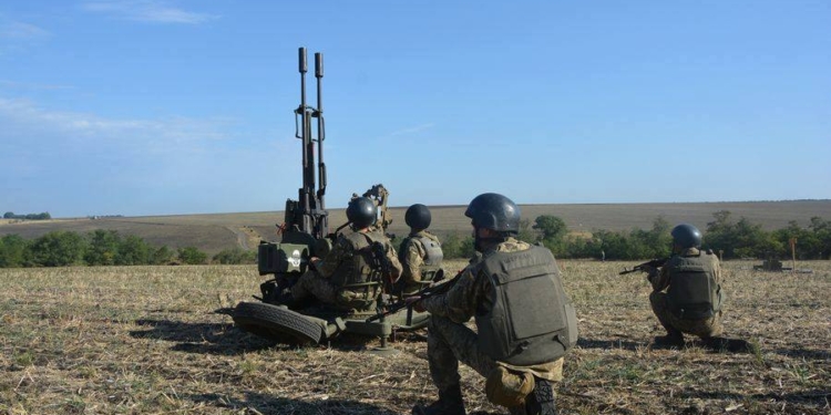 Николаевские десантники продолжают обучение резервистов: действия расчета зенитной установки должны быть четкими