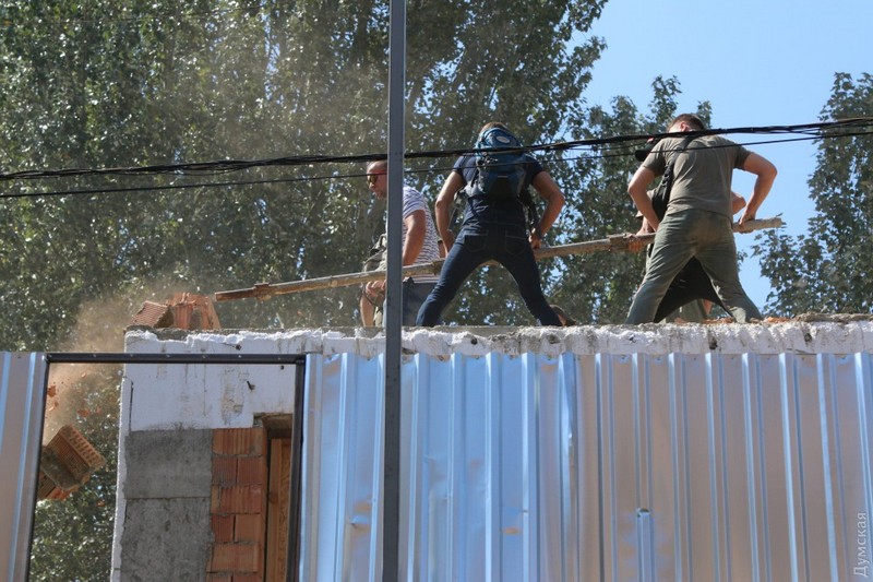 В Одессе активисты прорвались сквозь оцепление полиции на скандальную стройку 15