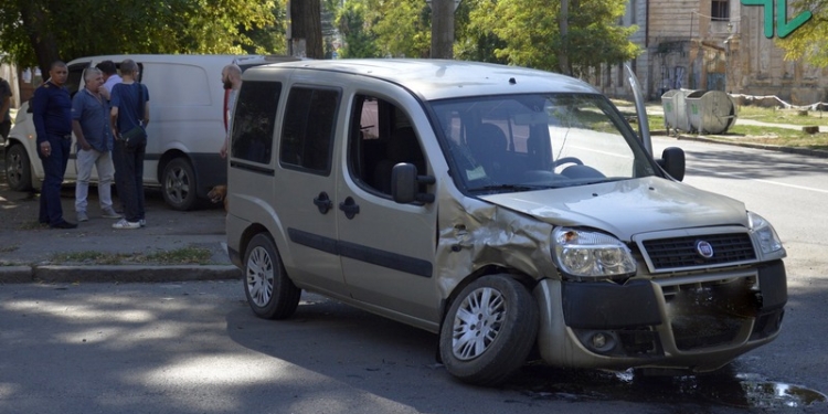ДТП в центре Николаева: «Мерседес» оторвал «Фиату» колесо