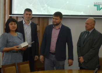 В Николаевском горсовете вручили смартфон за 10-тысячный билет на оплату проезда в общественном транспорте через QR-код