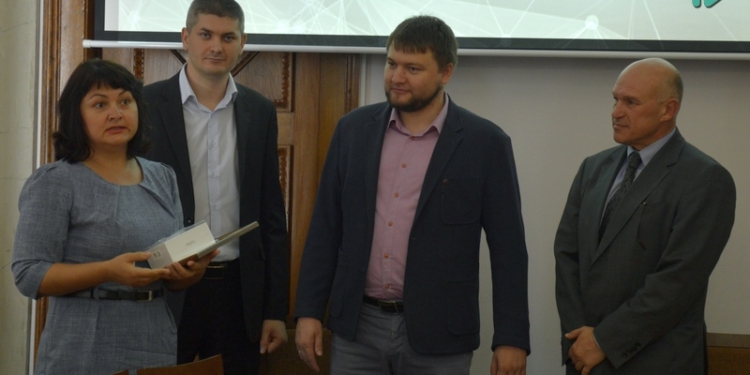 В Николаевском горсовете вручили смартфон за 10-тысячный билет на оплату проезда в общественном транспорте через QR-код