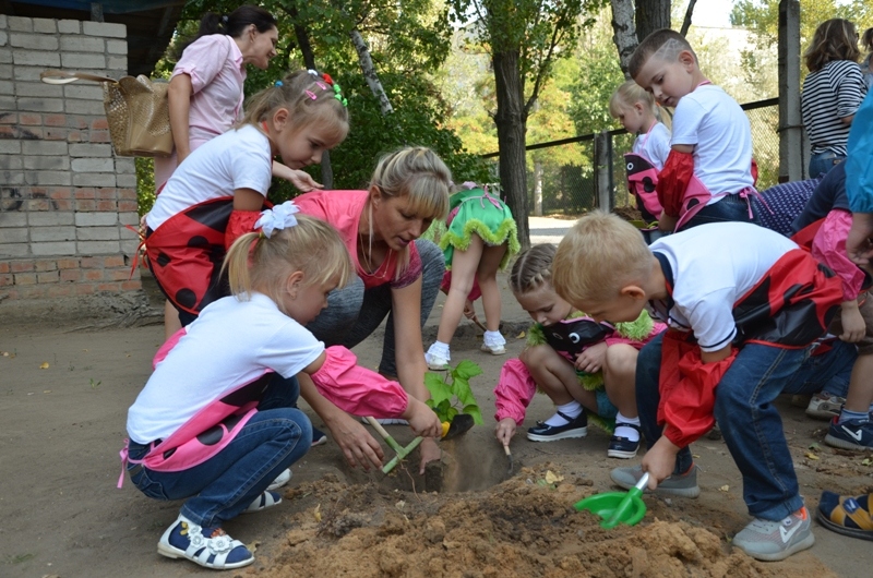 Растите вместе. В Николаеве дети посадили деревья и кустарники 7