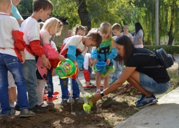 Растите вместе. В Николаеве дети посадили деревья и кустарники