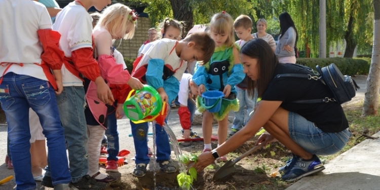Растите вместе. В Николаеве дети посадили деревья и кустарники