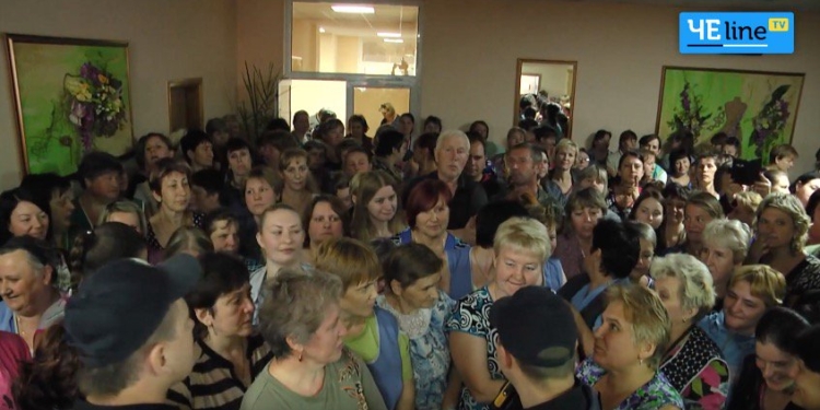 Коня на скаку? Не актуально. В Чернигове женщины остановили рейдеров – те еле ноги унесли