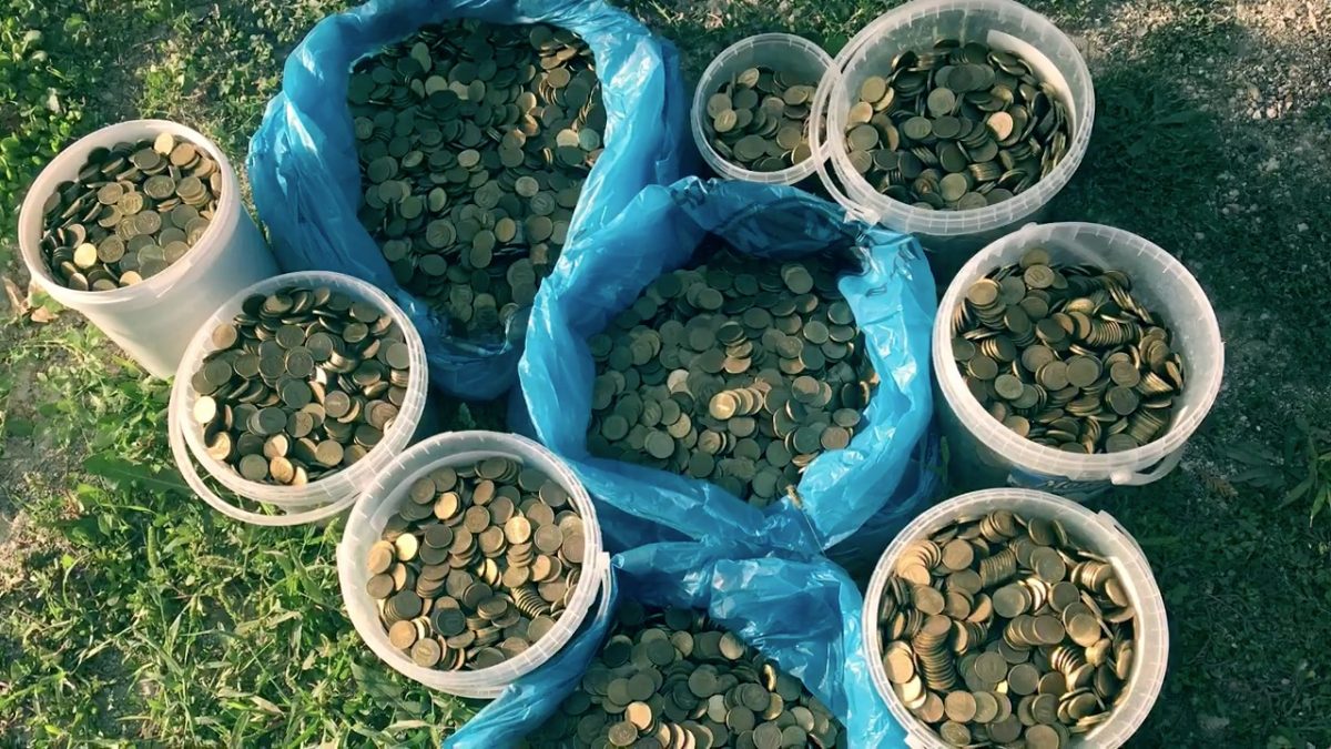 Крымчанку за проукраинские посты наказали штрафом в 135 тыс. грн. Активисты принесли штраф монетами – в ведрах