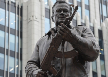 Скандал в скандале. В Москве на памятнике Калашникову изображен чертеж немецкого автомата