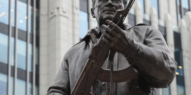 Скандал в скандале. В Москве на памятнике Калашникову изображен чертеж немецкого автомата