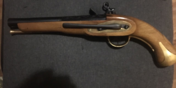 Через границу с Крымом пытались перевезти старинный пистолет