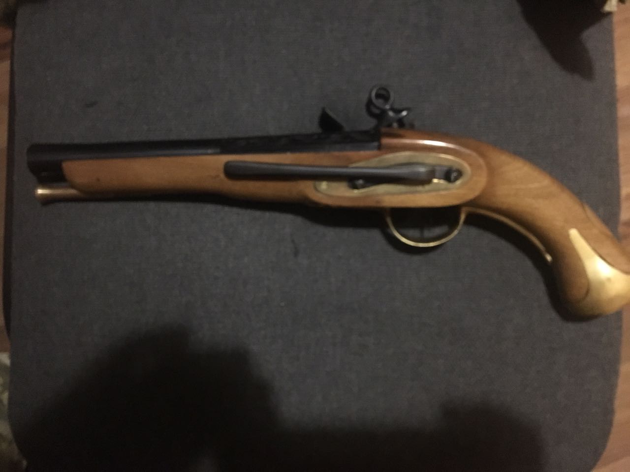 Через границу с Крымом пытались перевезти старинный пистолет