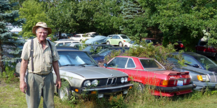 По 20 авто в месяц: власти заставили коллекционера продать все машины