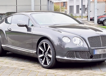 В Сербии Bentley с охранниками дискотеки протаранил кортеж с президентом