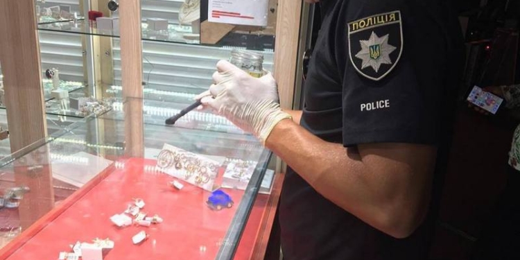 В Херсоне ограбили ювелирный магазин – уже “прославившаяся” в Украине банда с автоматами на «BMW Х5»