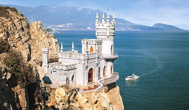 Буром. РФ разрушает скалу под Ласточкиным гнездом, – ЮНЕСКО