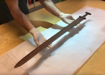 В Норвегии охотник нашел в горах древний меч викингов