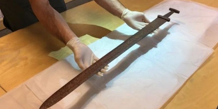 В Норвегии охотник нашел в горах древний меч викингов