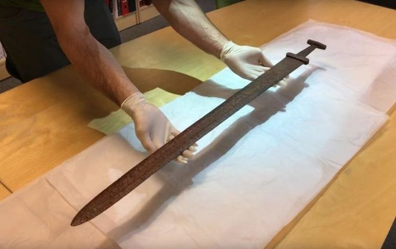 В Норвегии охотник нашел в горах древний меч викингов 1