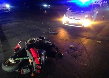 В Николаеве водитель мопеда проехал на красный свет и врезался в патрульную машину