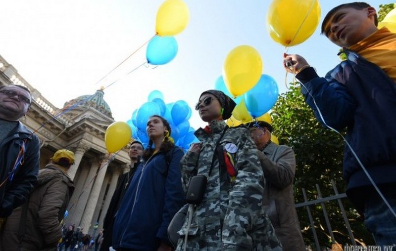В Санкт-Петербурге несколько сотен человек вышли на несанкционированную акцию против войны с Украиной 7