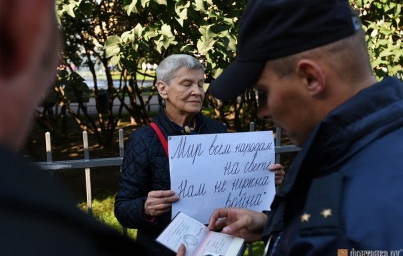 В Санкт-Петербурге несколько сотен человек вышли на несанкционированную акцию против войны с Украиной 5