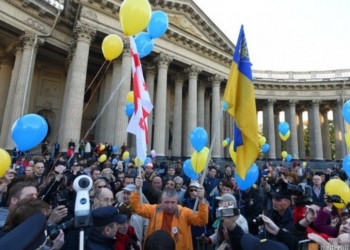 В Санкт-Петербурге несколько сотен человек вышли на несанкционированную акцию против войны с Украиной