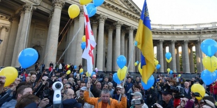 В Санкт-Петербурге несколько сотен человек вышли на несанкционированную акцию против войны с Украиной