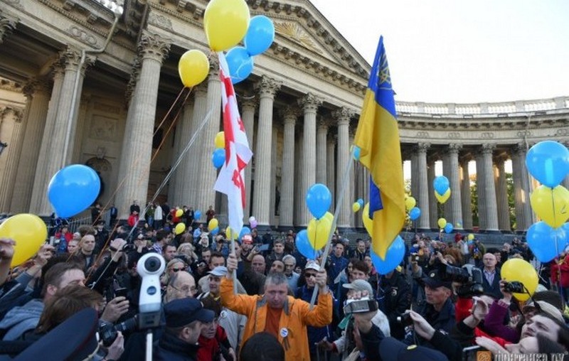 В Санкт-Петербурге несколько сотен человек вышли на несанкционированную акцию против войны с Украиной 3