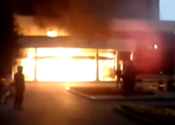 “Привет Поклонской”,- в РФ фанатик таранил автомобилем и  поджег кинотеатр из-за показа фильма “Матильда”